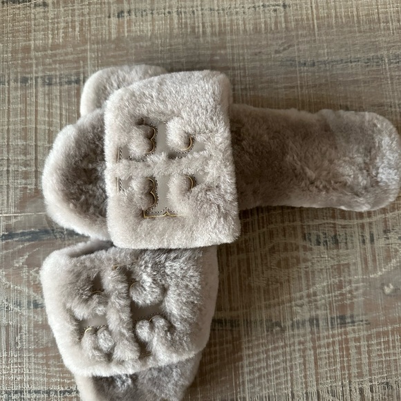 Tory Burch Women's Double T Logo Shearling Slide Sandals shoes Gray Heron Gold - Picture 4 of 6